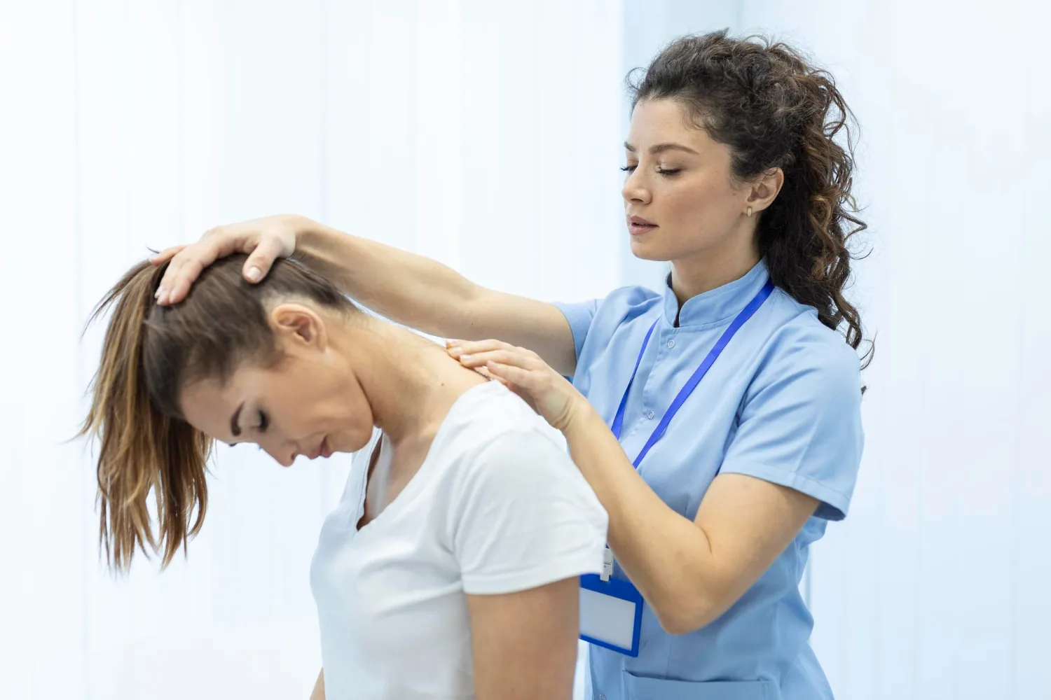 Fisioterapeuta realizando avaliação